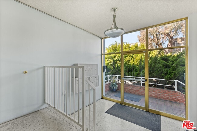 8148 Redlands St in Los Angeles, CA - Building Photo - Building Photo