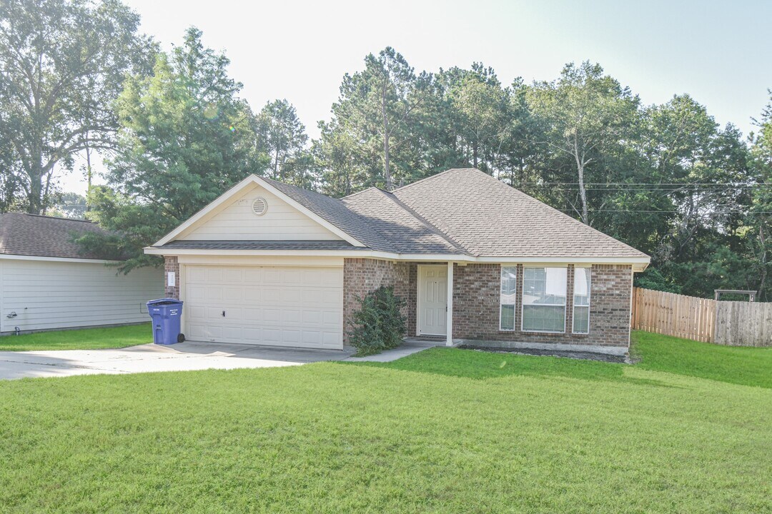 5500 N Buffalo Cir in Willis, TX - Building Photo