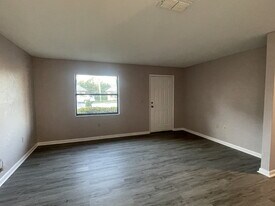 493 Las Palmas Cir in Avon Park, FL - Building Photo
