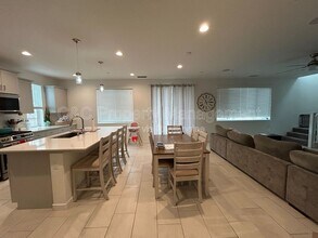 711 Robert Ave in Madera, CA - Building Photo - Building Photo