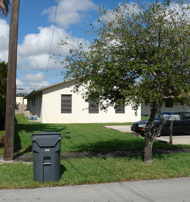 5823-5829 Lincoln St in Hollywood, FL - Foto de edificio - Building Photo