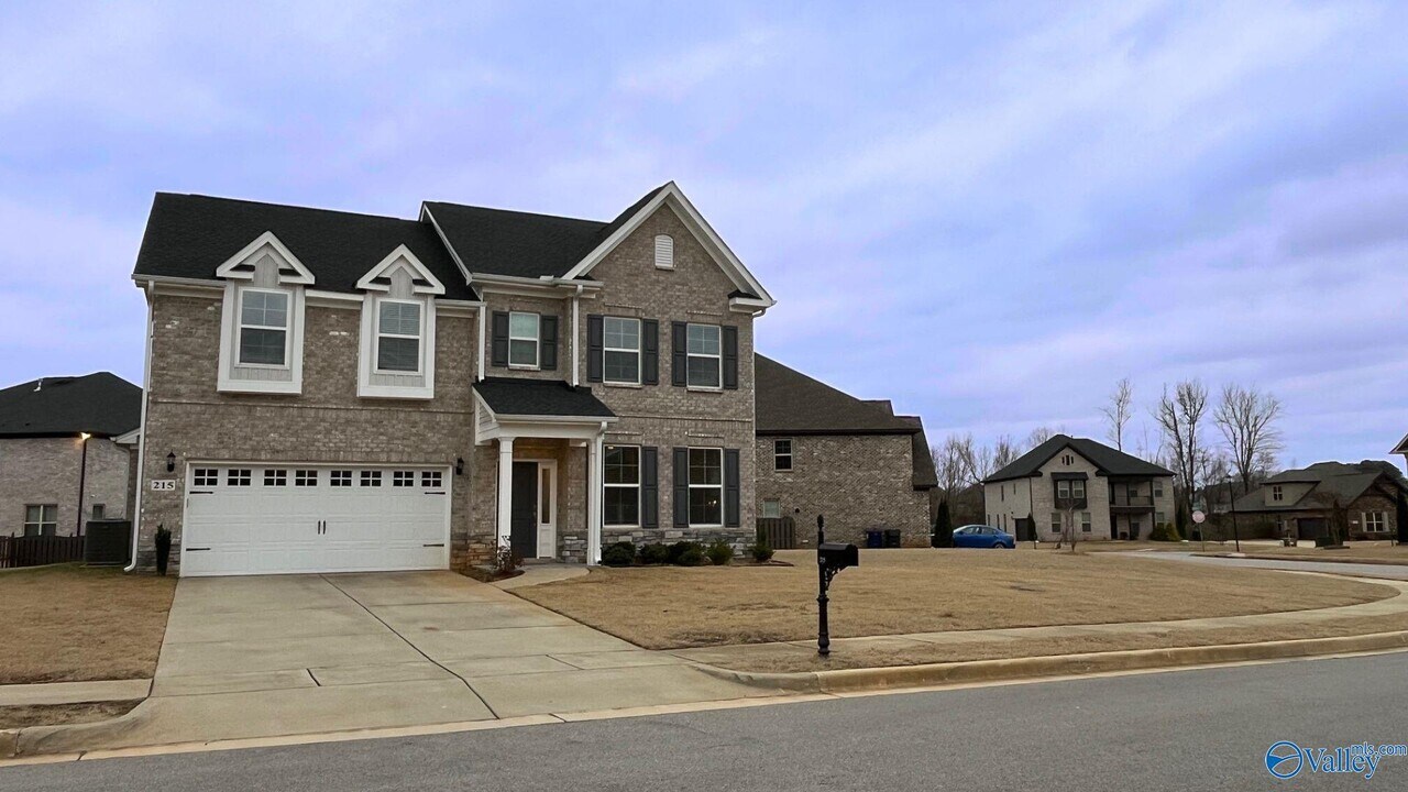 215 Count Fleet Ct in Madison, AL - Foto de edificio