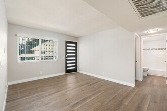 1040 S Lake St in Los Angeles, CA - Building Photo - Interior Photo