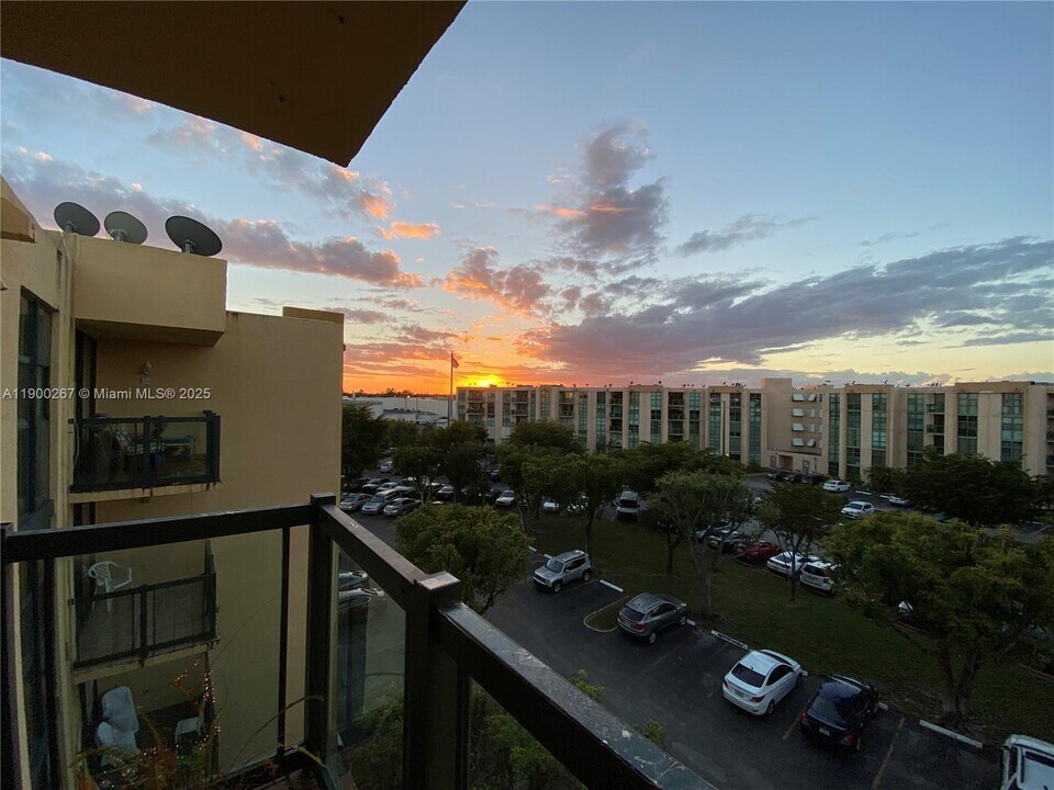 11800 SW 18th St in Miami, FL - Building Photo