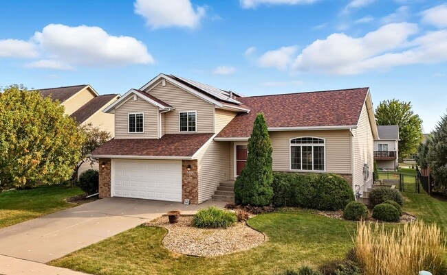 235 Lockmoor Ave in North Liberty, IA - Foto de edificio - Building Photo