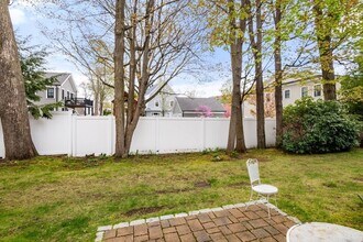 9 Town House Dr in Newton, MA - Building Photo - Building Photo