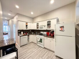 1905 W Huron St, Unit 01 in Chicago, IL - Building Photo