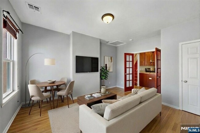 364 New York Ave, Unit 3 in Jersey City, NJ - Building Photo - Building Photo