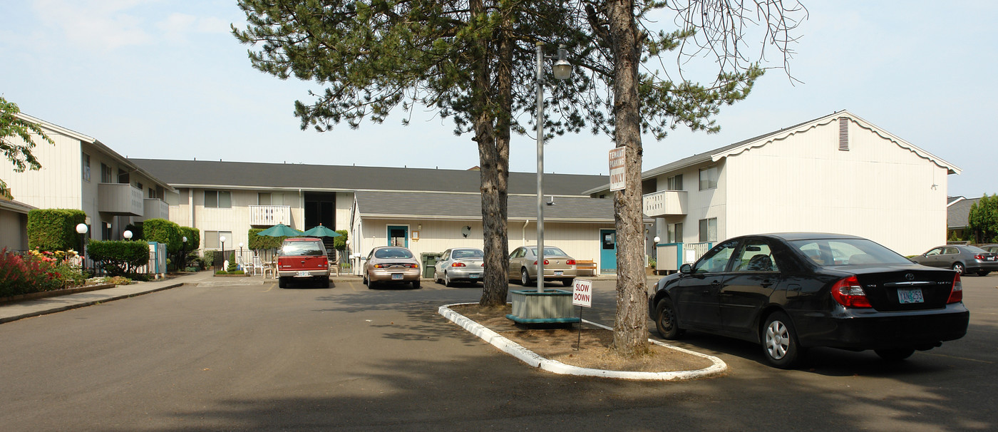 Alpine Village Apartments in Salem, OR - Building Photo