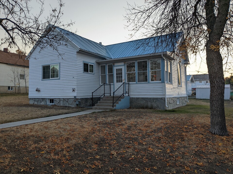 151 9th Ave N in Shelby, MT - Foto de edificio
