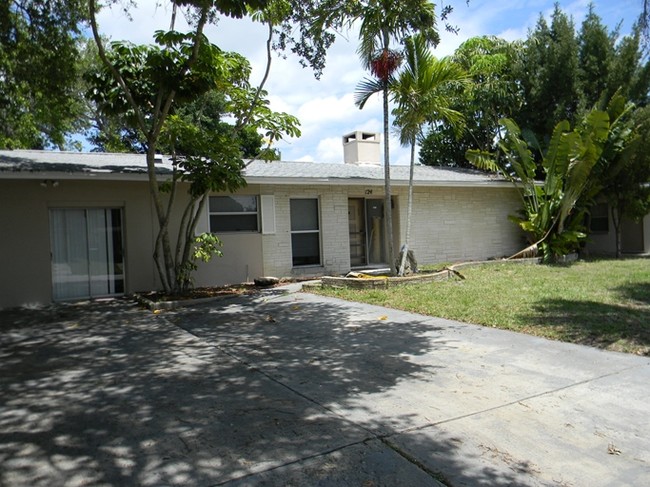 Poinsettia Lodge in Cape Canaveral, FL - Foto de edificio - Building Photo