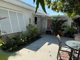 125 Mayfield Rd, Unit B in Lantana, FL - Building Photo