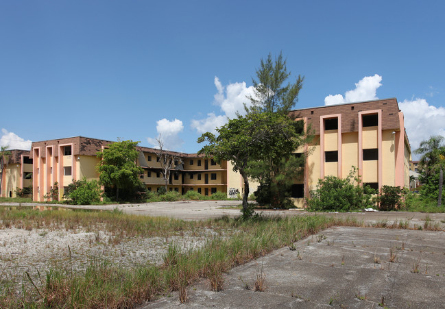 Royal Lake Apartments in West Palm Beach, FL - Building Photo - Building Photo