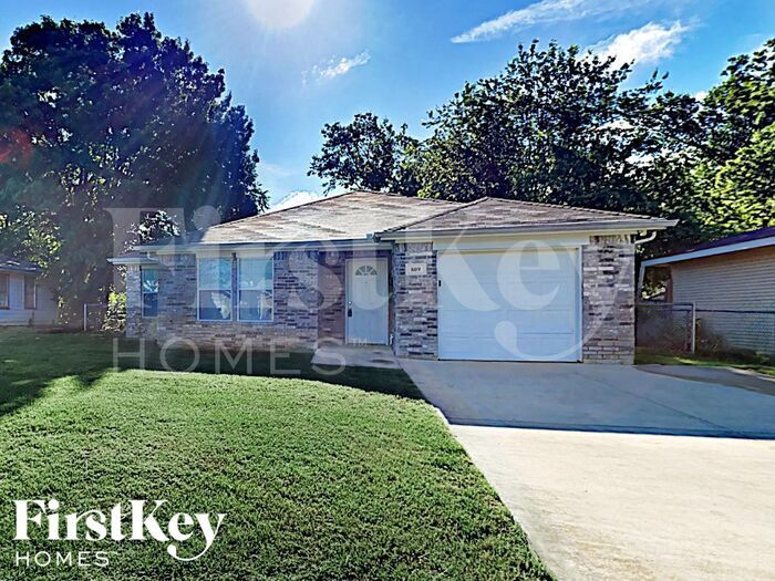 809 Tuskegee St in Grand Prairie, TX - Building Photo