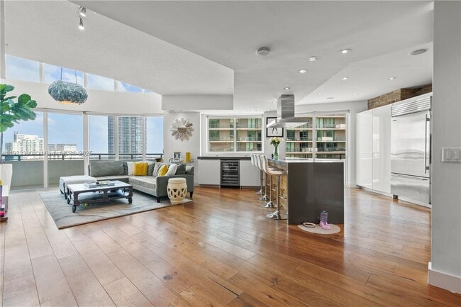 60 SW 13th St in Miami, FL - Building Photo - Building Photo