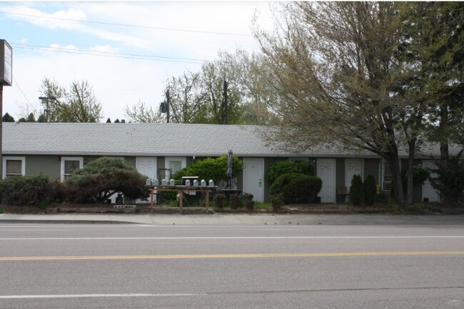 3503 W Chinden Blvd in Garden City, ID - Building Photo - Primary Photo