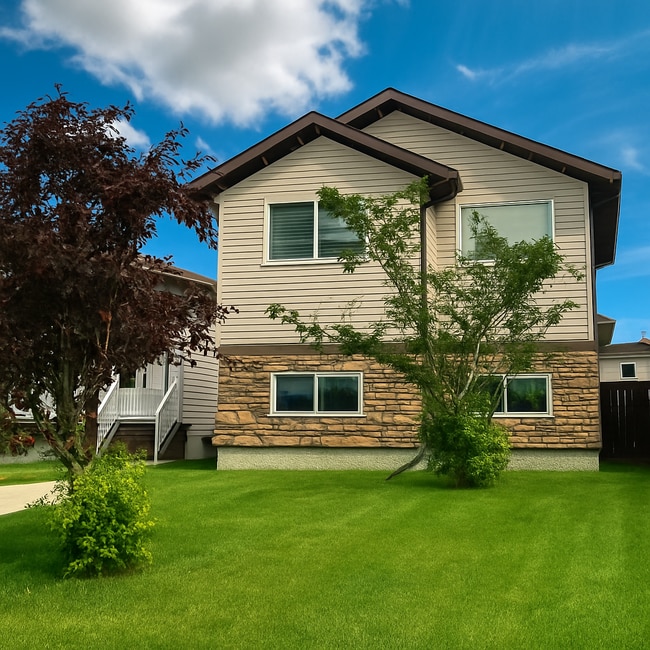 7049-7089 89 St in Grande Prairie, AB - Building Photo - Building Photo