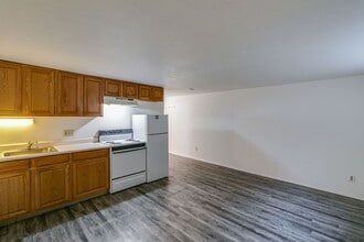 3106 Holiday Apartments (Michael &amp; Norma Coscarelli) in Lansing, MI - Building Photo - Interior Photo
