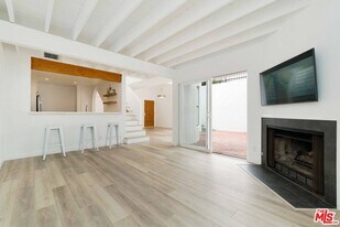 29221 Heathercliff Rd in Malibu, CA - Building Photo