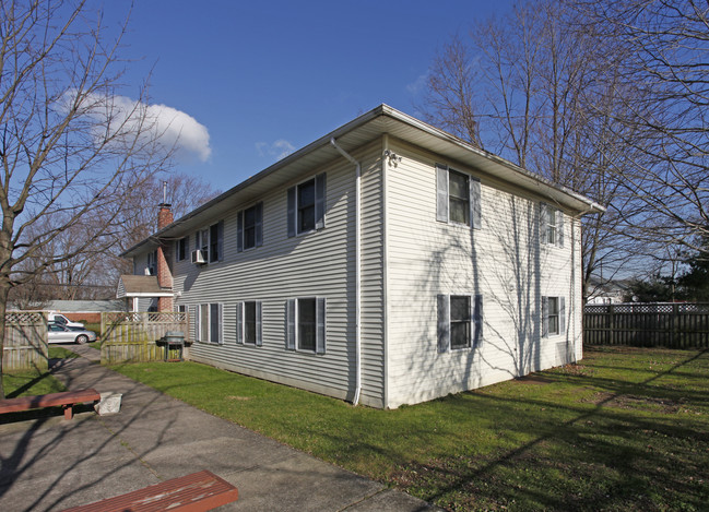 8 Cherry St in Bay Shore, NY - Building Photo - Building Photo