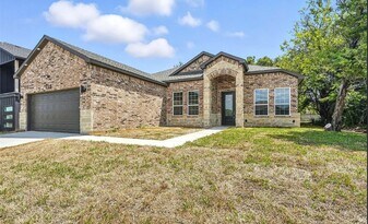 716 Oak Creek Dr in Hutchins, TX - Building Photo