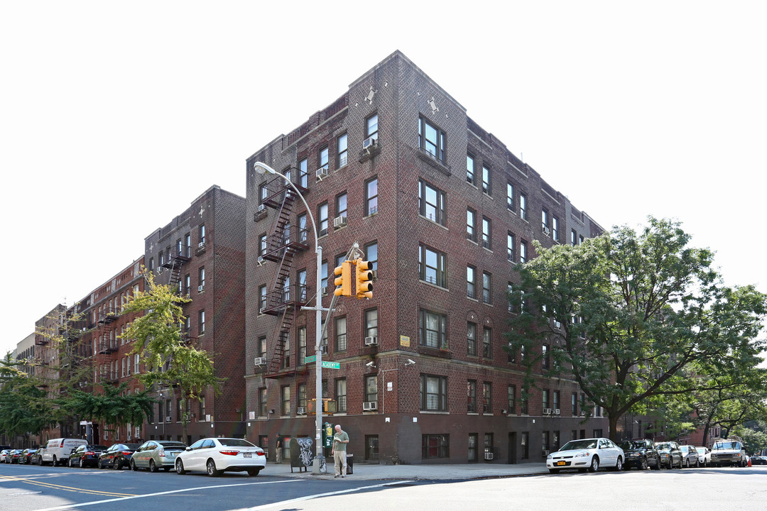 65 Seaman Ave in New York, NY - Building Photo