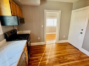 33 Adamson St, Unit 1 in Boston, MA - Foto de edificio - Building Photo