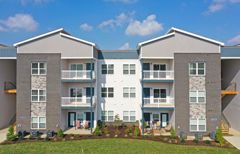 Covington by the Lake in Louisville, KY - Foto de edificio - Building Photo