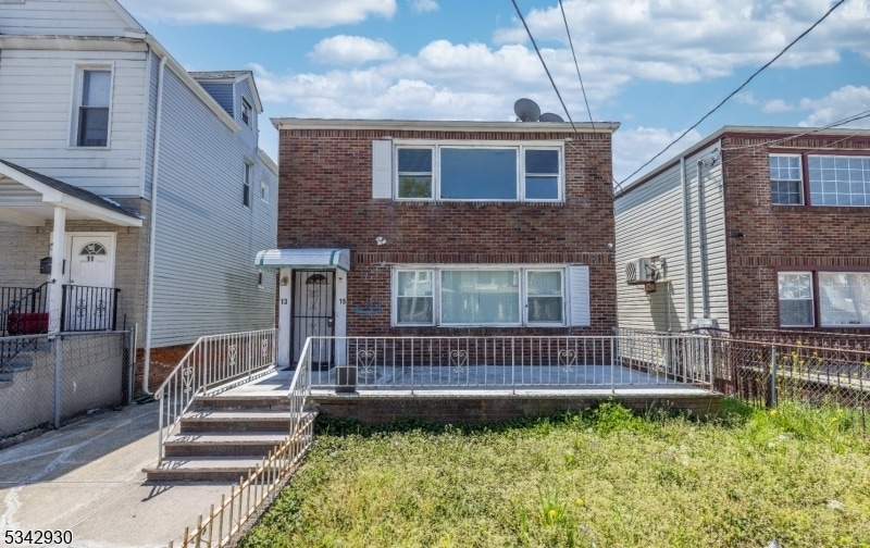 13 Boyd Ave in Jersey City, NJ - Building Photo