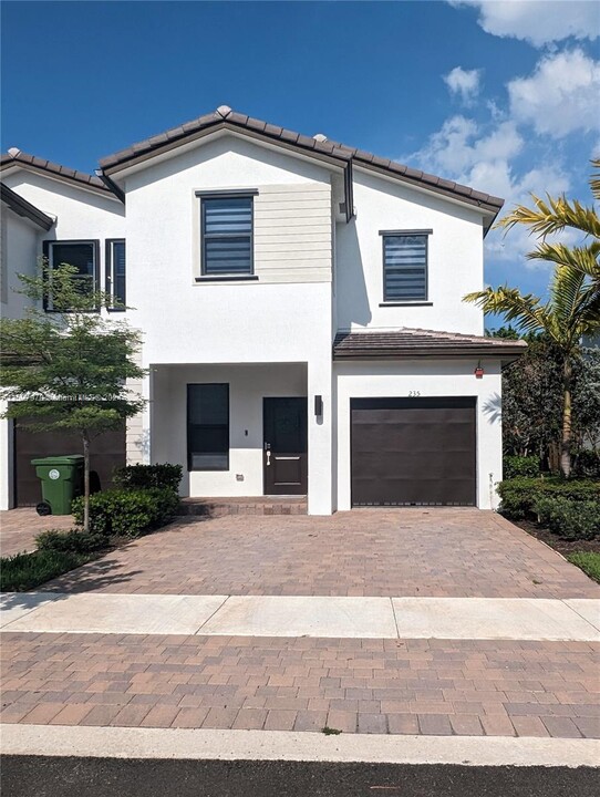 235 SW 159th Ter in Pembroke Pines, FL - Building Photo