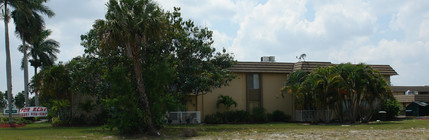 Green Tee Village in Ft. Myers, FL - Foto de edificio - Building Photo