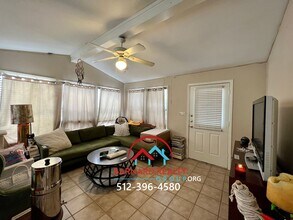 1011 W Bluebonnet Dr in San Marcos, TX - Building Photo - Building Photo