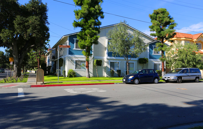 521 E Live Oak Ave in Arcadia, CA - Foto de edificio - Building Photo