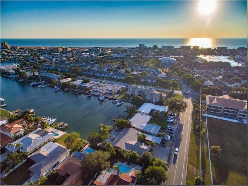 325 Capri Blvd in Treasure Island, FL - Foto de edificio