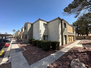 3151 N Soaring Gulls Dr in Las Vegas, NV - Foto de edificio - Building Photo