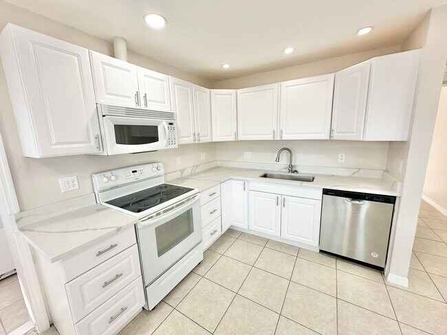 1177 N Alhambra Cir in Naples, FL - Building Photo - Building Photo