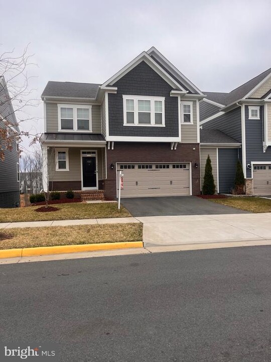 1499 Meadowlark Glen Rd in Dumfries, VA - Building Photo