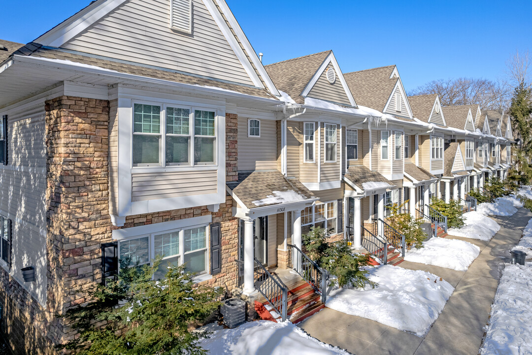 Village Pointe Condominiums in Chaska, MN - Building Photo