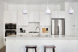 301 St Charles Ave in New Orleans, LA - Building Photo - Building Photo