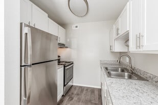 Colonial Pines in Williamsburg, VA - Building Photo