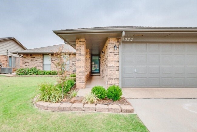 1332 Chimney Hill Rd in Yukon, OK - Building Photo - Building Photo