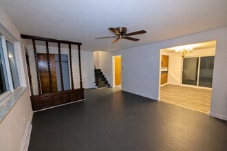 230 Elbe Dr in Pittsburgh, PA - Foto de edificio - Building Photo