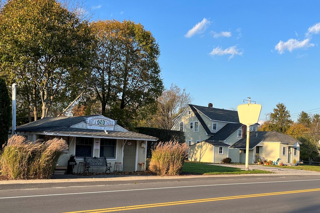 400 Montauk Hwy in East Moriches, NY - Building Photo