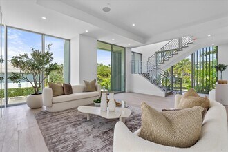 1070 Del Harbour Dr in Delray Beach, FL - Building Photo - Building Photo