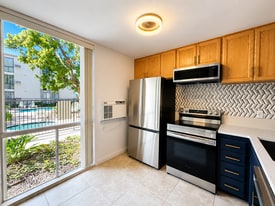 6930 Hyde Park Dr, Unit Unit 108 in San Diego, CA - Building Photo