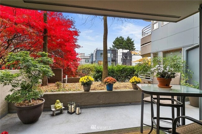 2145 Dexter Ave N, Unit 101 in Seattle, WA - Foto de edificio - Building Photo