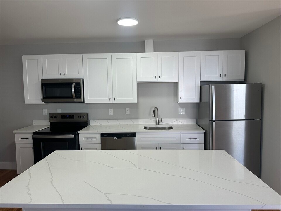 18 Wall St-Unit -1 in Foxboro, MA - Building Photo