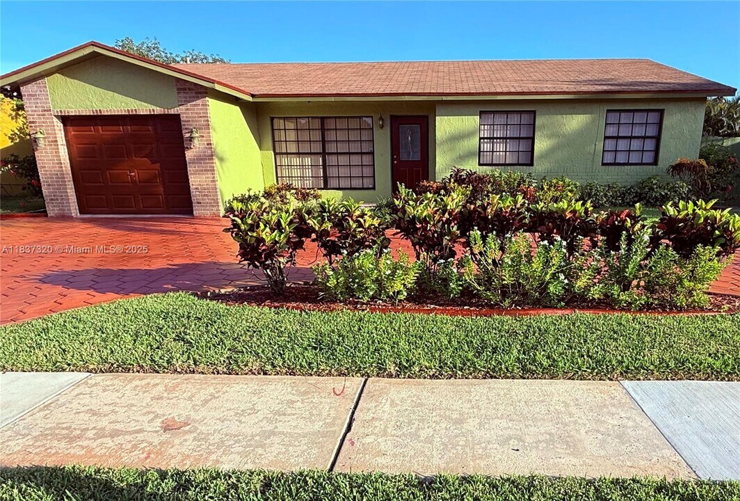 8510 NW 8th St in Pembroke Pines, FL - Building Photo
