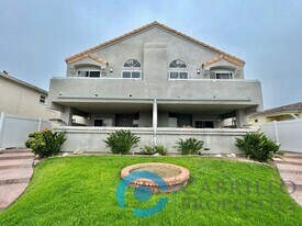 1070 Felspar St in San Diego, CA - Building Photo