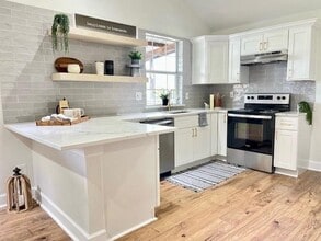 426 N Holland St in Bellville, TX - Building Photo - Building Photo